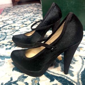 Tahari platform pumps runs 8